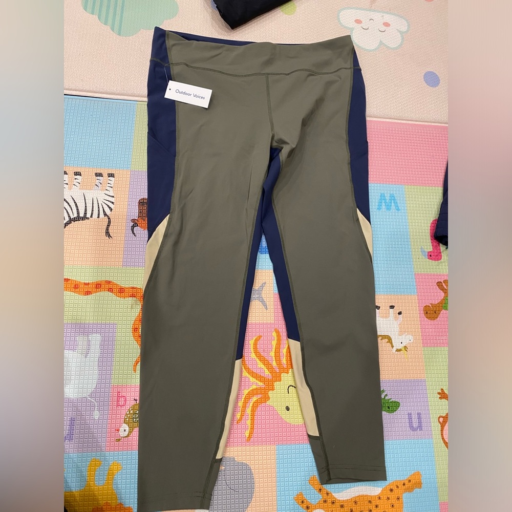 NWT Outdoor Voices Superform 7/8 legging, Tea tree/dark sky/wheat. Side Pockets